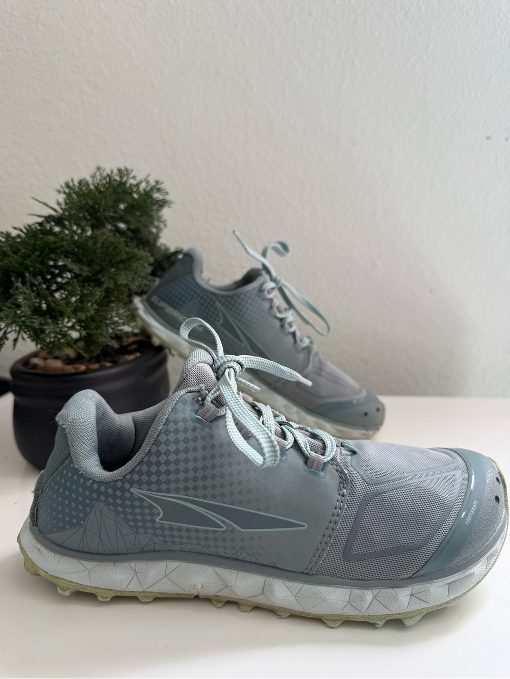 Altra superior4.5 women size 6.5  Light Blue-Gray Trail Running Shoes